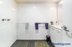 Deluxe Queen Room - Sleeps 2 - Image 1