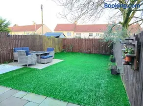 Super luxury 2 bedroom, full house sleep 5 with garden & parking close to airport - Image 5