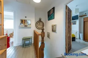 Spacious 4 bed home to sleep 9, parking for 4 cars - Image 2