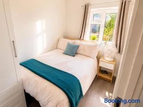 Modern Private Rooms with Free Parking & Shared Facilities - Image 3