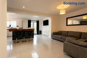 Contemporary Private Home Near Nottingham with Free Parking and Garden - Image 5