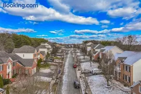 Luxurious 3BR Home - Image 1