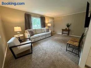 Cute & Cozy 2 Bedroom Near Park - Image 3