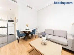 STL01- Stylish and Cozy Studio Apt - Image 1