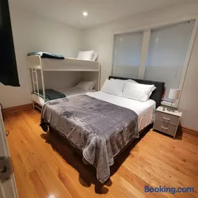 Spacious Comfy 2BR Near HighwayTrain Station - Image 5