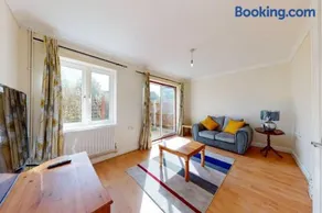 Super 2 bed House with PrivateGarden - Image 3