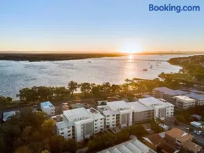 3 Bedroom Penthouse-Short Walk to Sandstone Point - Image 2