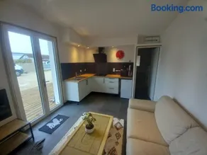 Une petite maison et sa prairie - Image 1