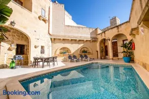 4 Bedroom Holiday Home with Private Pool & Views - Image 1