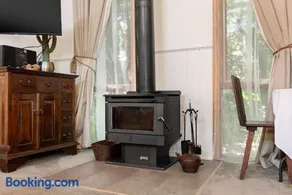Harem Cottage Gembrook - Spa Bath & Wood Fireplace - Image 1