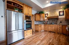Snowcrest C304Ski Getaway Hot Tub & Theater Room - Image 1