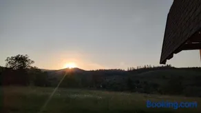 Cabana lemn rotund cu ciubar de închiriat Bucovina Chalet - Image 2