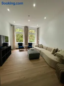 Newly renovated, central, quick access to Duesseldorf and Cologne - Image 1