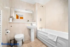 Stylish City Centre Apartment - Balcony & Secure Parking - China Town 29Arc - Image 4