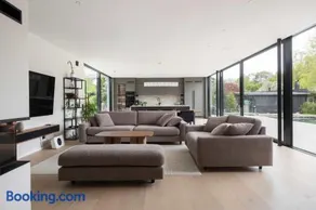 Luxury villa with private cinema pool and gym - Image 1