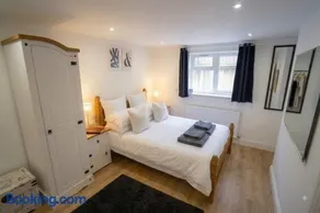 Stylish 2BR Greenwich Home Free Parking 02 - Image 4