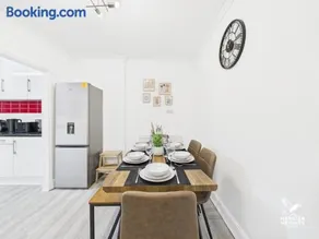 4 Bed 2 Bath Contractors Long Stays Parking Fast Wi-Fi - Image 3