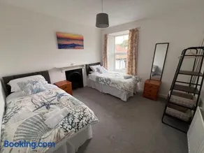 Pet friendly Sleeps 6 with Garden and Parking - Image 2