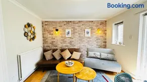 Inviting 2 Bed Guest House steps away from Ascot Racecourse 3 mins drive, 5 mins to Legoland, 12 mins to Windsor Castle Perfect for families & racegoers alike - Image 3