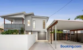 The Sunset Apartment on Orealla - Image 2