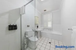 Pooles Rock Vineyard Accommodation - Image 2
