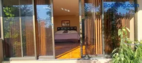 Bed and breakfast close to airport, beaches and attractions - Image 1