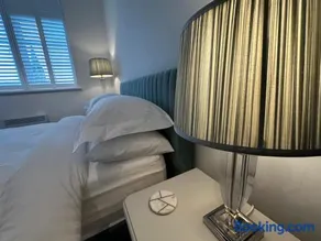 Luxury Moffat Apartment - High End Furnishing - Image 2