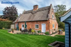 Thatch Cottage - luxury Norfolk Hideaway - Image 1