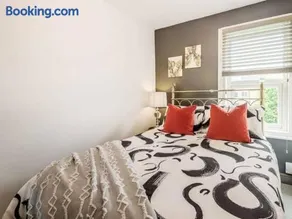 Stylish Uphill Townhouse - Image 5