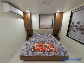 A beautiful luxury room with private entry - Image 1