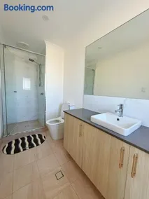 The Cozy Ensuite near Perth Airport CBD and Beach - Image 3