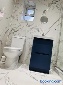 Large Double Bed En-suite Room 20 mins from Heathrow - Image 3