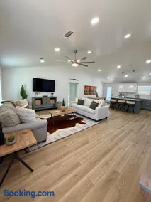 Lucky Cowboy Lodge Near WinStar - Cozy 3BR Home - Image 1