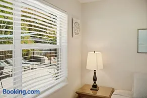 Prime Location Gateway with Pool & Patios, Near Beaches, Groceries and Restaurants - Image 4