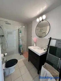 Bright, spacious apartment nearby beach - Image 2