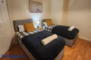Comfy 3-Bed House - Sleeps 6 & Free Parking - Image 2