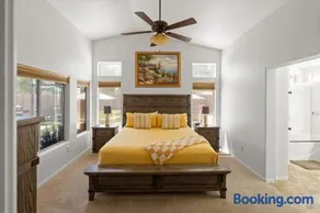 Arizona Desert Oasis w Heated Pool - Image 5