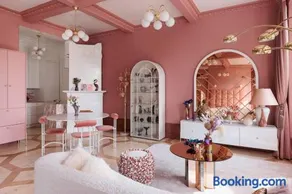 Luxury Pink Suite, autohalli - Image 4