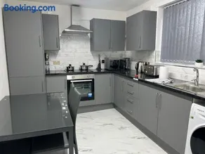 Beautiful and Homely 3 Bed House With FREE Parking So Close To Man City and City Centre - Image 5