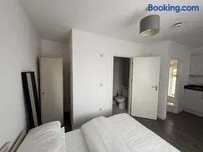 Comfy Studio Flat - Image 2