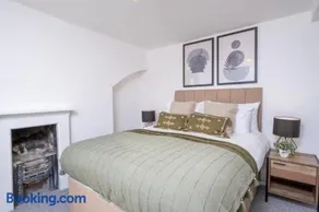 Central Stroud 3-Bedroom Flat with Fast WiFi - Image 1