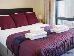 Deluxe Sea View Flat with Easy Access and Parking - Image 2