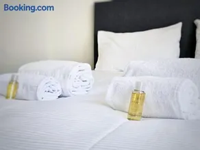 Urban Oasis with Queen Bed and View BE-38 - Image 1
