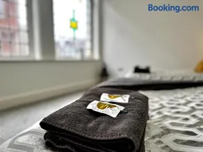 #20 Huge 2BR City Centre Apartment with Glass Ceiling Sleeps 6 Near Hull New Theatre - Image 5