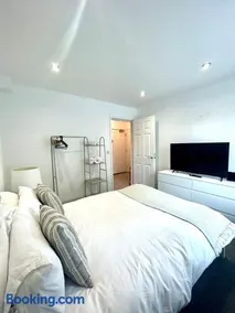 Modern 2 Bed Apartment With Free Parking And Netflix - Image 2