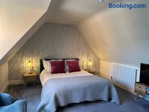 The Annexe, Farnborough - Image 1