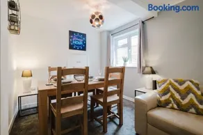 Spacious 4 Bedroom Home With Free Parking - Image 4
