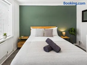 4 Bedroom House in Port Talbot with Parking, Ideal for Contractors - Image 3