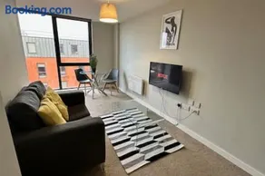 Stunning 2-bed Apartment in Salford - Image 2
