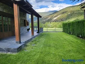 Casa de fusta al cor dels Pirineus - Image 1